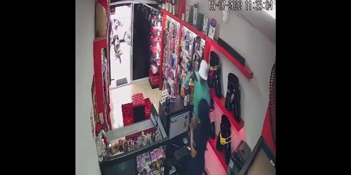 Video | Delincuente golpeó y le disparó a trabajadora de un local comercial de Cali para robarla