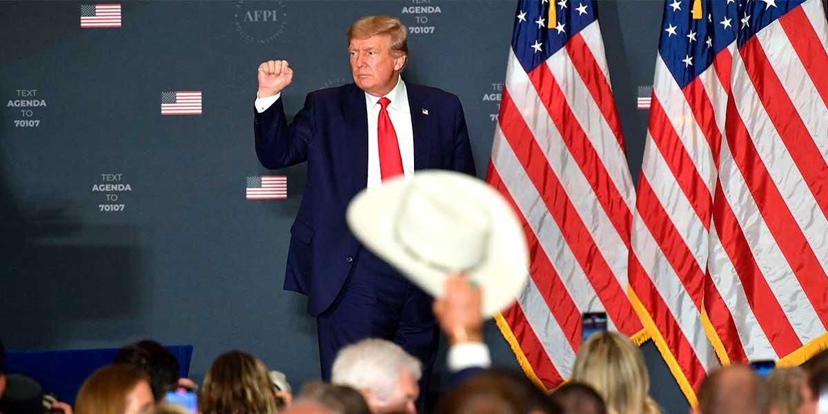 Trump reaparece orgulloso en Washington y anticipa su posible vuelta