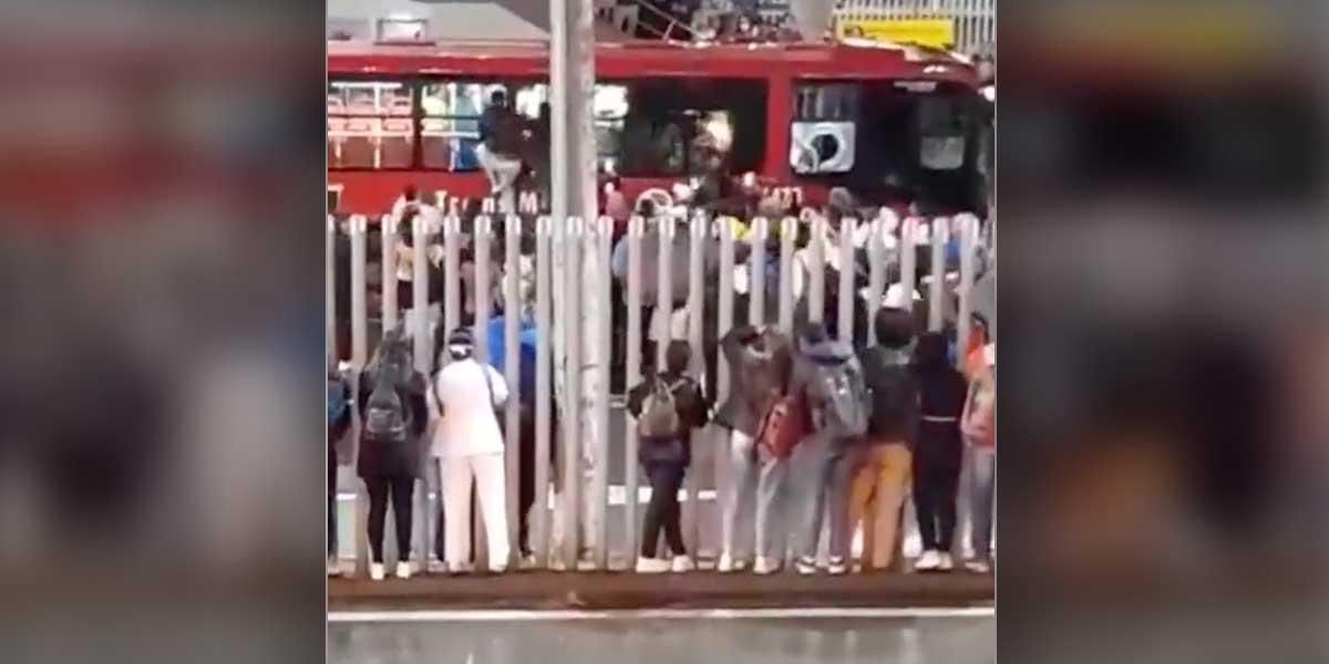 Video: Por intentar ahorcar a su pareja, por poco linchan a hombre en bus de TransMilenio