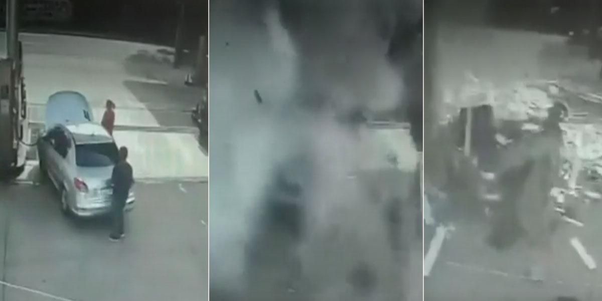 Captan impresionante explosión de un vehículo en una gasolinera: conductor que miraba el baúl salió volando