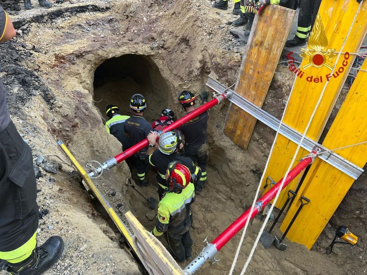 Excavaban un túnel para al parecer robar un banco, se les derrumbó y un ladrón tuvo que ser rescatado