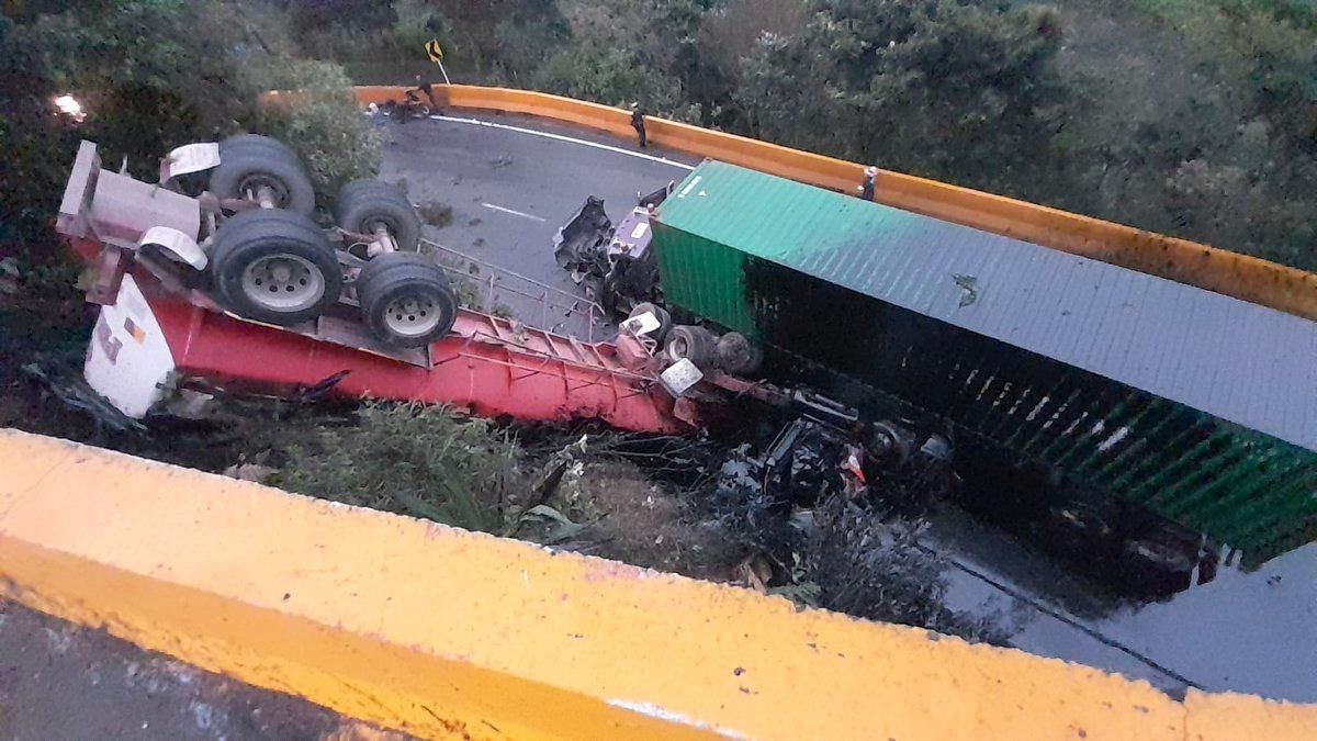 Video | Vía La Línea cerrada por grave accidente de tránsito