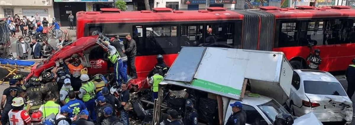 Grave accidente de tránsito entre 7 autos y un Metrobús dejó 5 lesionados