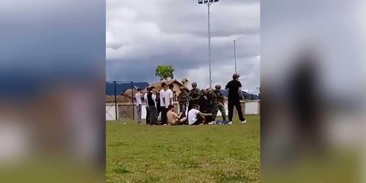 Video: Denuncian que militares hicieron desvestir a menores de edad en colegio de Chía