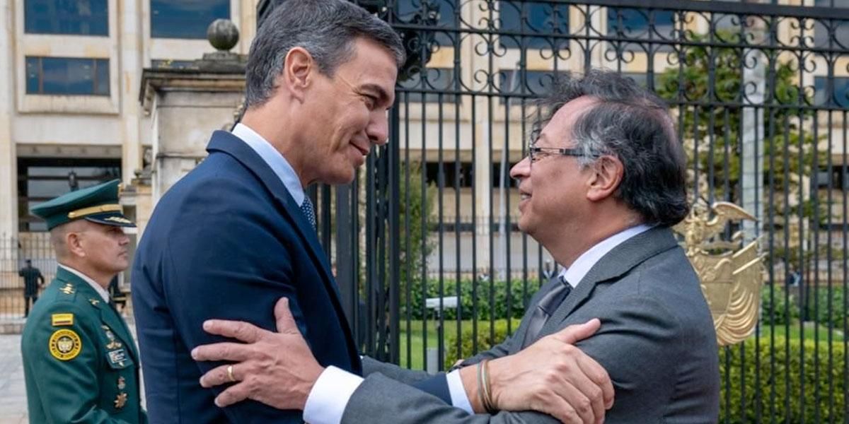 Pedro Sánchez se reúne con Gustavo Petro tras ser recibido con honores militares