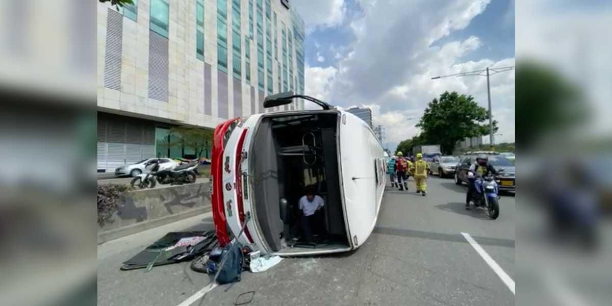 10 personas heridas dejó el volcamiento de un bus que iba hacia Medellín