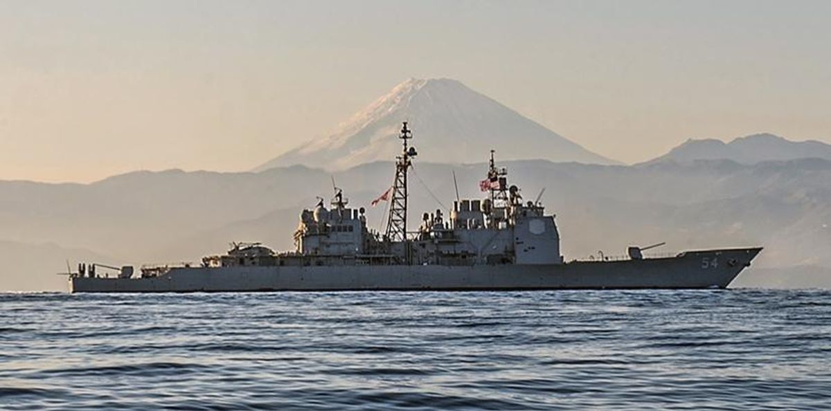 Dos buques de guerra de la Armada de EEUU transitan por el estrecho de Taiwán