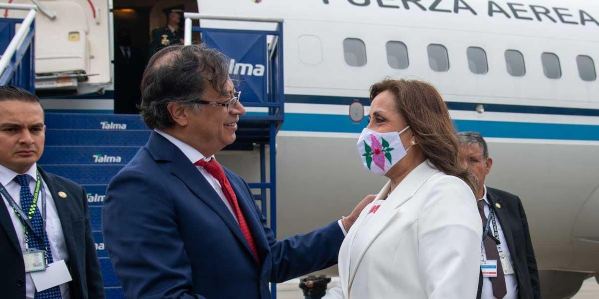 Petro llega a Perú a cumbre de CAN en su primer viaje oficial al extranjero