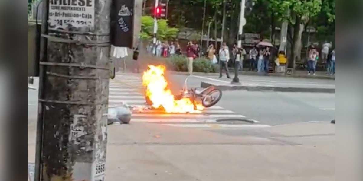 Encapuchados quemaron una motocicleta cerca la Universidad de Antioquia
