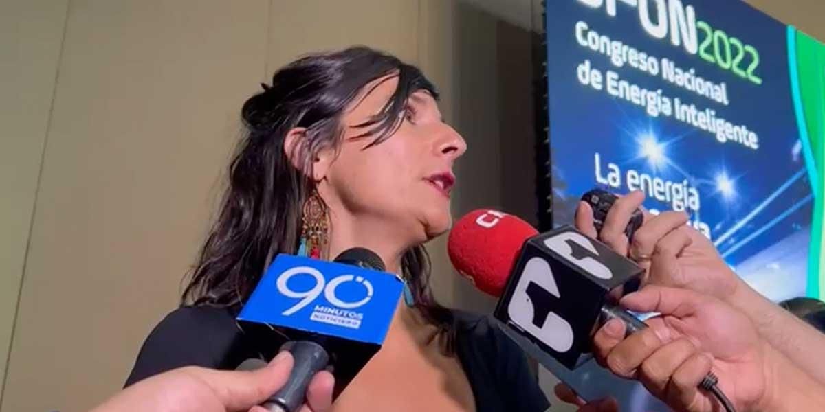 Ministra de Minas abandona una rueda de prensa por “pregunta incómoda”; luego explicó porqué lo hizo