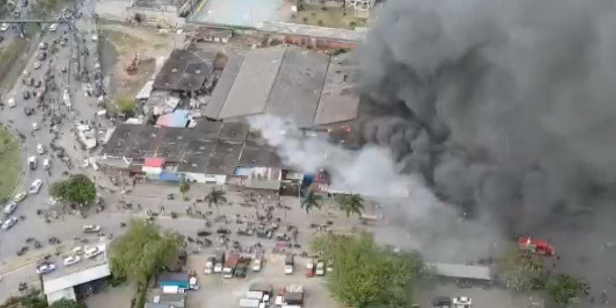 Emergencia en Cali: fuerte incendio en la galería de Siloé; hay varios locales afectados