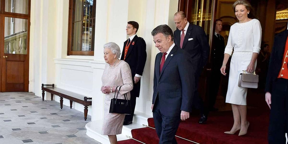 El día en que Juan Manuel Santos se quedó sin pantalones durante visita a la Reina Isabel