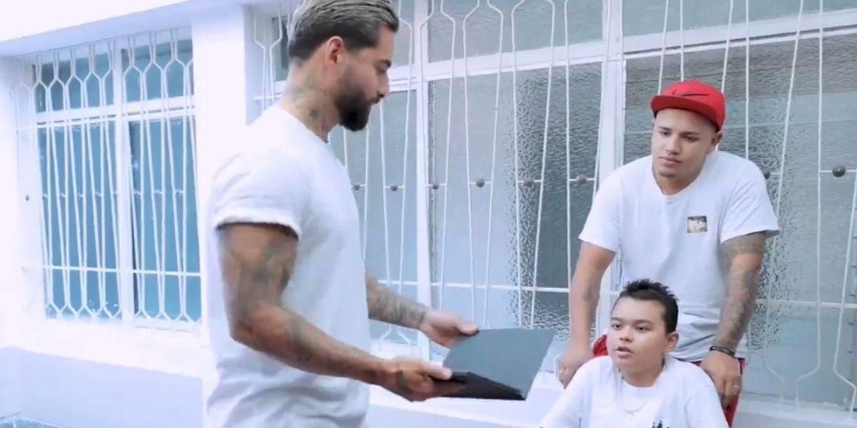 Maluma le regala tremenda casa a joven con cáncer