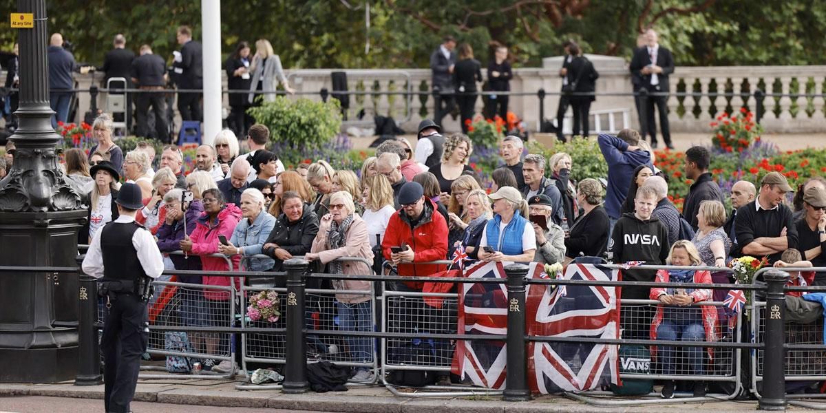 Emoción contenida o llanto abierto, pero sobre todo respeto: Británicos se despiden de la reina Isabel II
