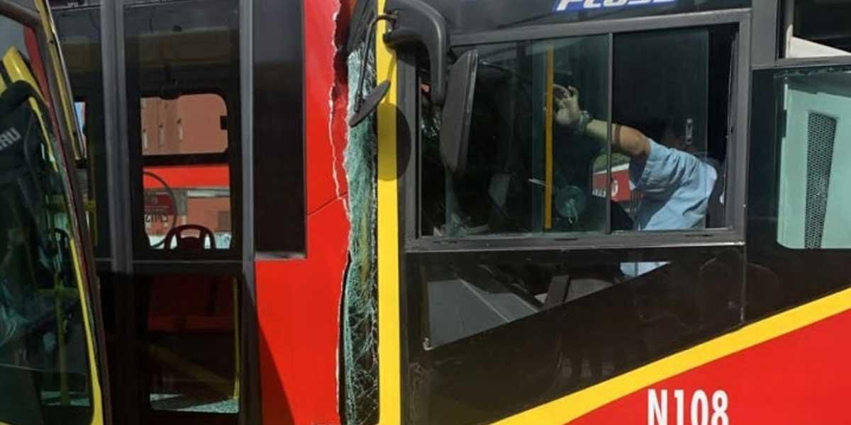 Reportan fuerte choque entre tres buses de Transmilenio en Teusaquillo: 40 personas heridas