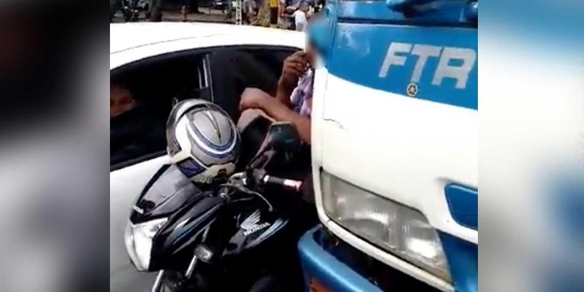 Video: en Cali, motociclista intentó meterse en medio de un bus y un automóvil y quedó atascado