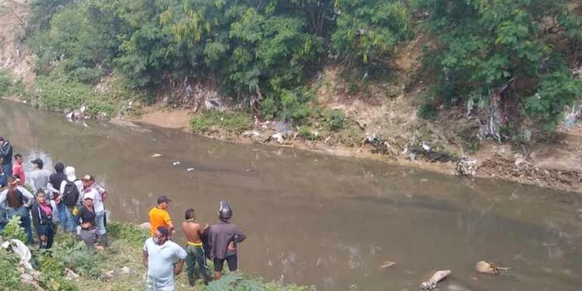 Joven murió tras ser arrastrado por una corriente de Barranquilla: intentó atravesar el arroyo en su moto