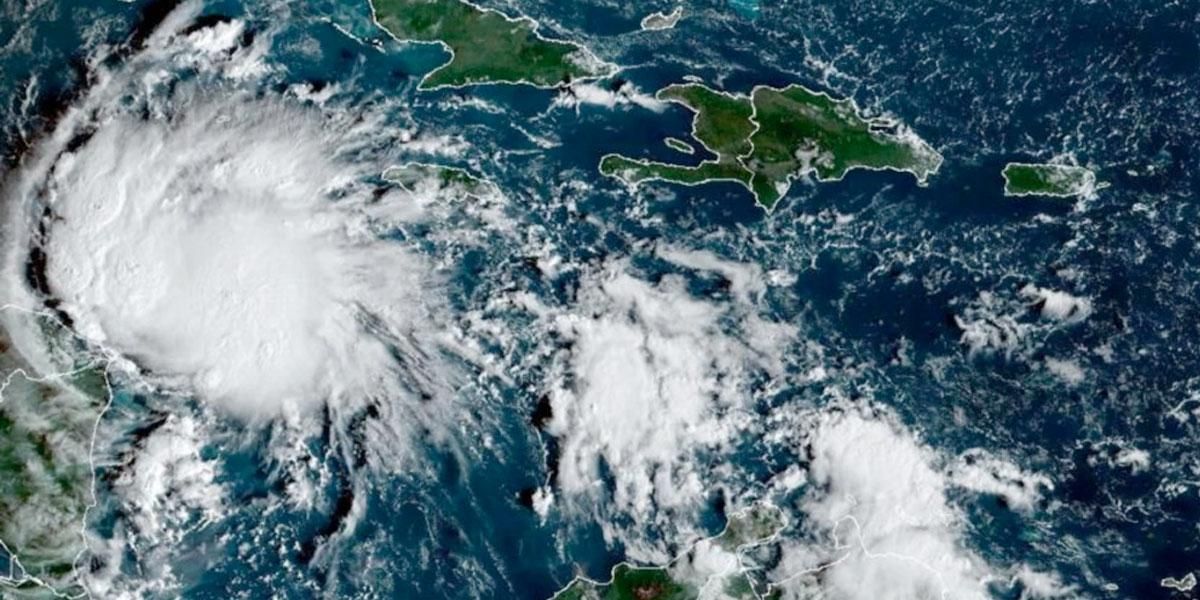 El huracán Lisa toca tierra en Belice