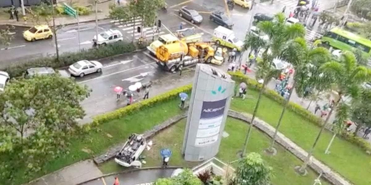 Choque múltiple en barrio El Poblado de Medellín: 13 vehículos afectados