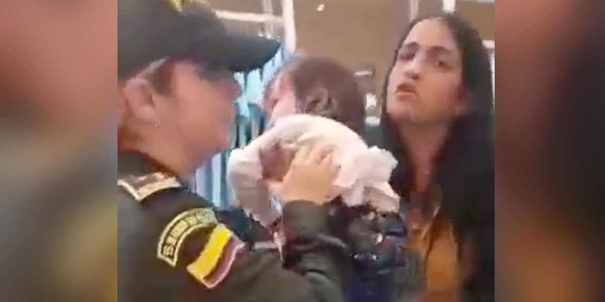 “No me quites mi niña”: Mujer con niña en brazos es esposada por la policía tras exigir pago de sueldo