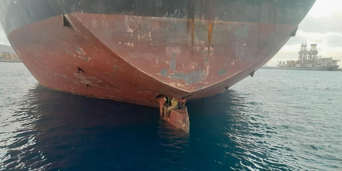 Tres migrantes sobrevivieron 11 días en timón de un buque para llegar a España