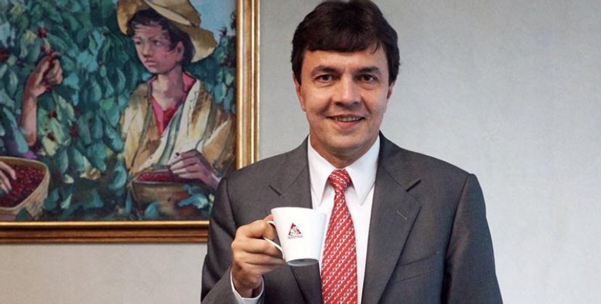 Renuncia Roberto Vélez a la gerencia de la Federación de Cafeteros
