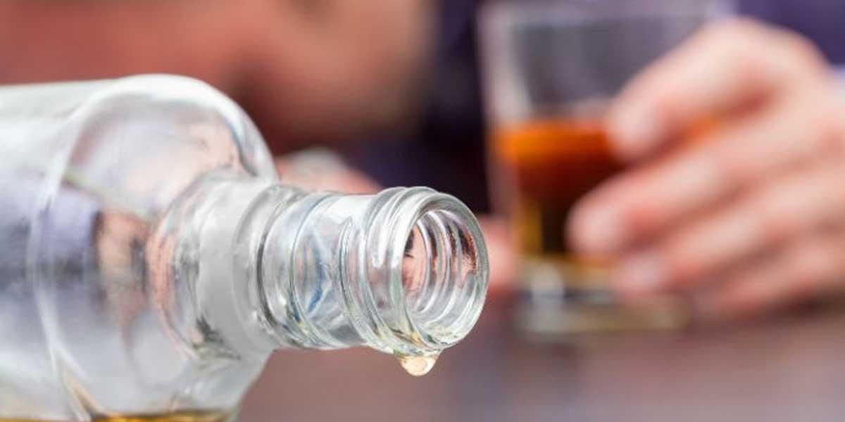 Emiten alerta por casos de intoxicación con bebida alcohólica adulterada en Bogotá
