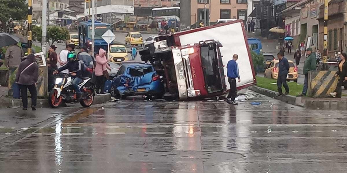 Grave accidente entre vehículos particulares y un camión en el centro de Bogotá