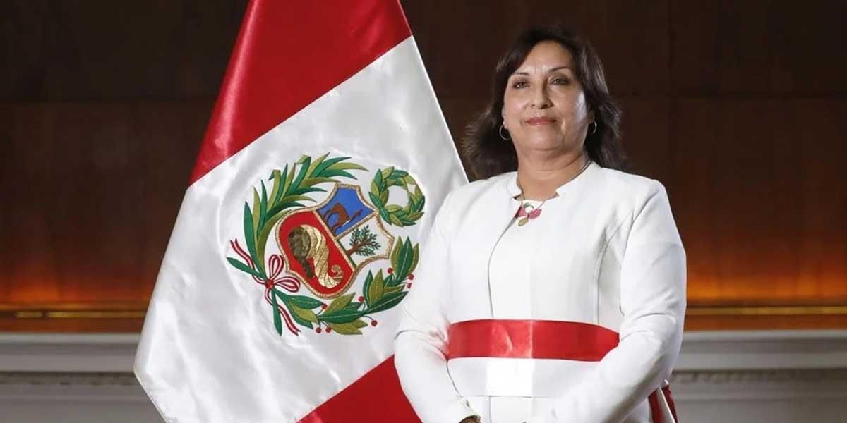 Dina Boluarte jura como nueva presidenta de Perú y pide tregua política