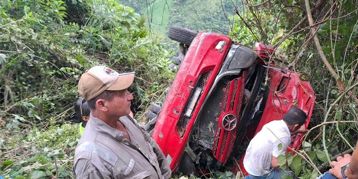 Bus intermunicipal cayó a un abismo en Caparrapí: un muerto y al menos 19 heridos