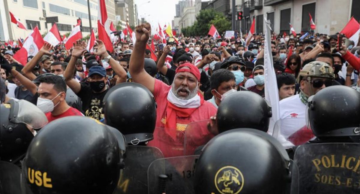 Protestas en Perú piden liberar a Pedro Castillo tras fallido autogolpe