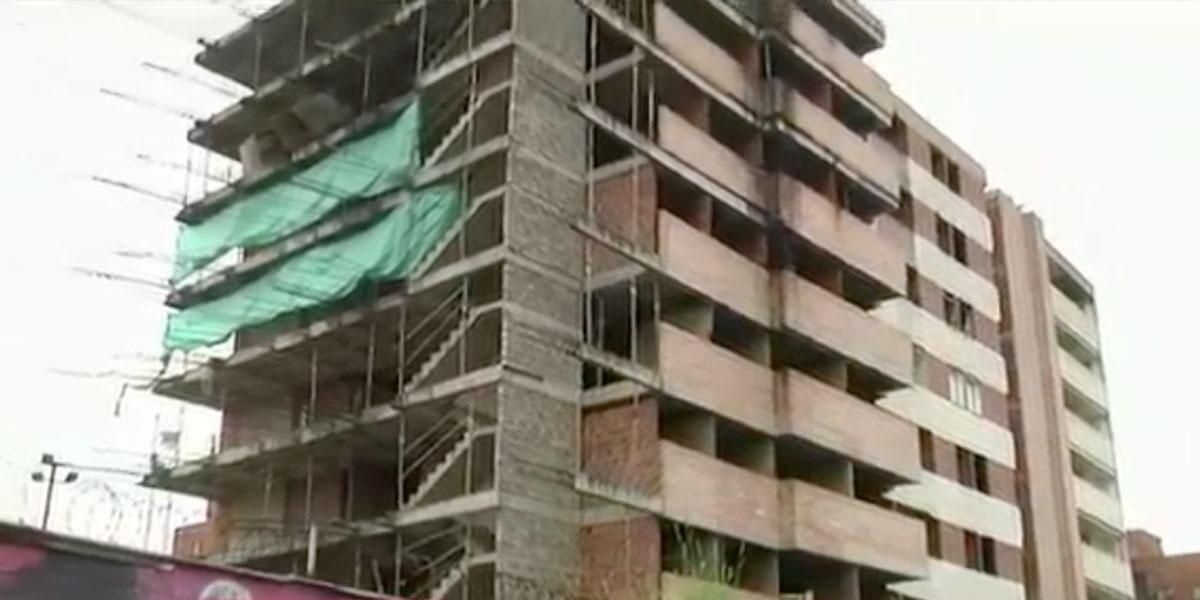 Ordenan desalojo en centro comercial y torre de apartamentos en Medellín