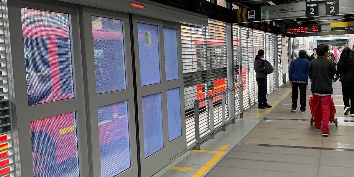 Circulan primeras imágenes de las puertas ‘anticolados’ que están instalando en TransMilenio