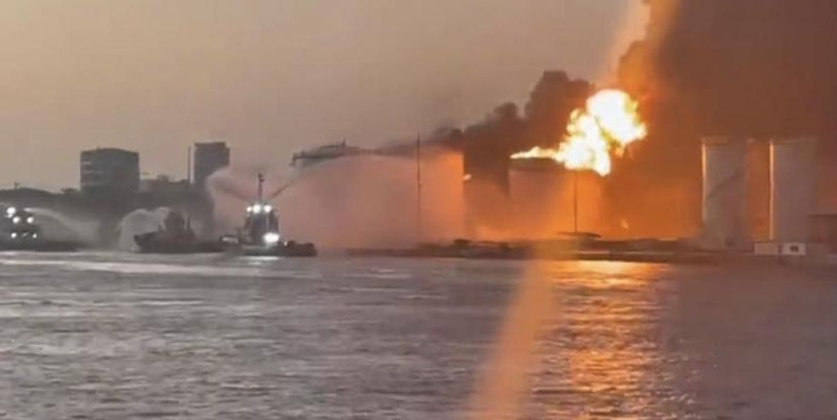 Incendio en el depósito de combustible de Barranquilla también provocó derrame en el río Magdalena