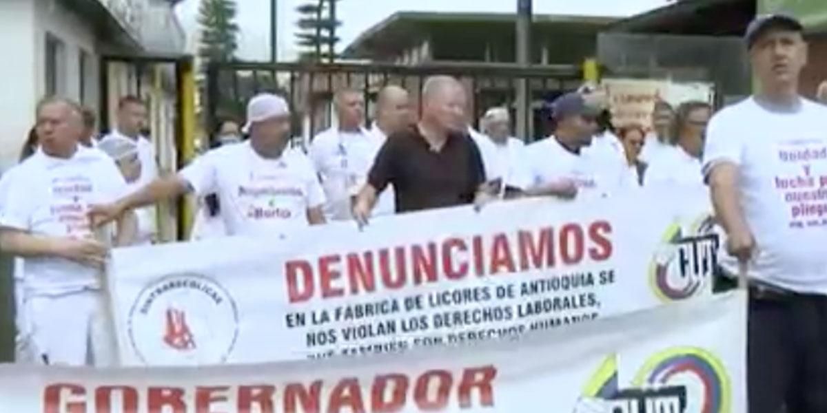 ¿En riesgo la producción trago?: Protesta de trabajadores de licores de Antioquia