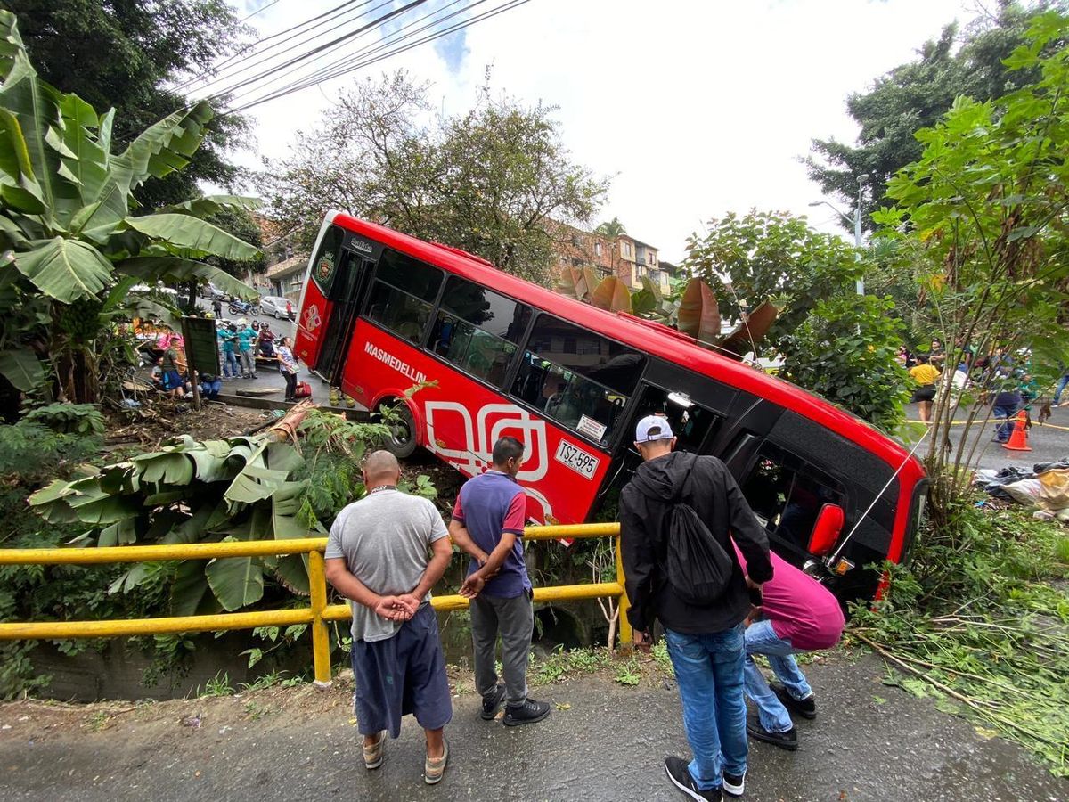 Aparatoso accidente de un bus de servicio público en Medellín deja 11 heridos