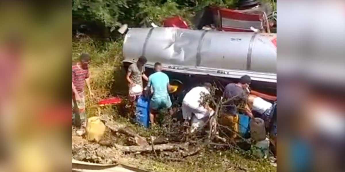 Habitantes en Cesar saquearon camión cisterna con gasolina volcado mientras el conductor moría