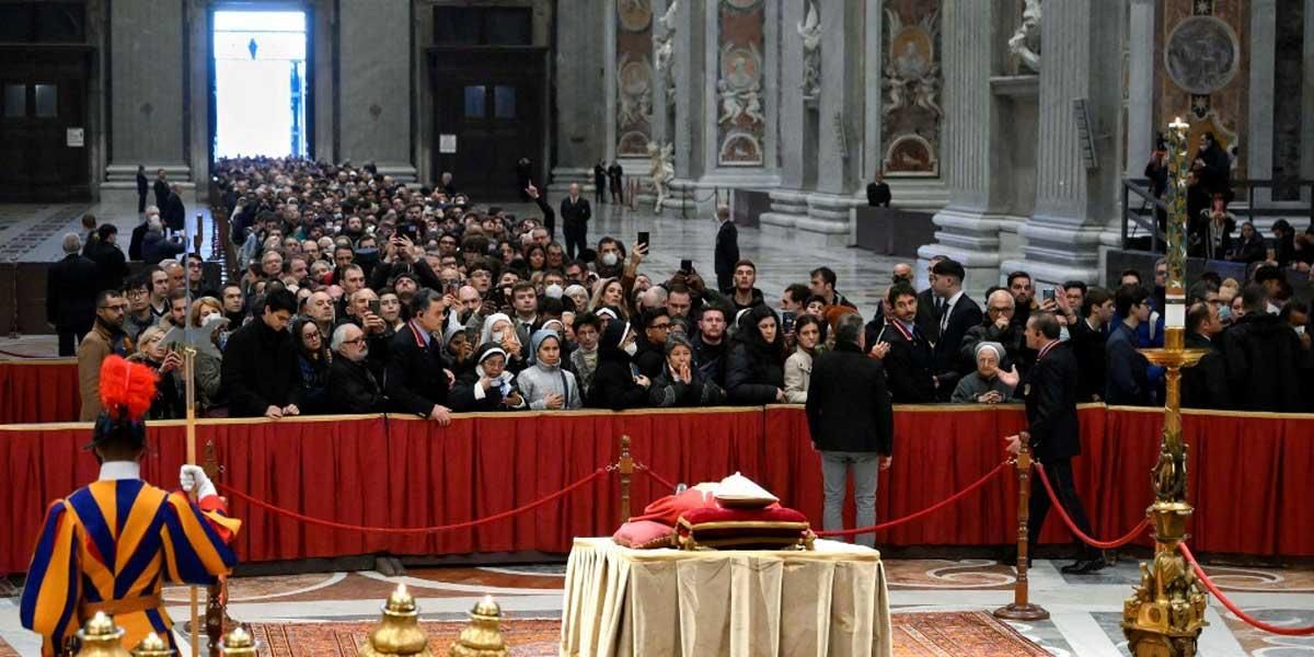 Miles de fieles desfilan para ver el cuerpo de Benedicto XVI en la basílica de San Pedro