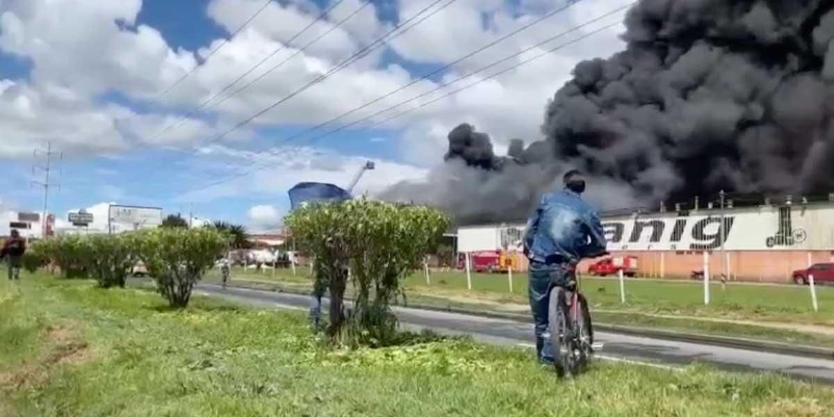 Habilitan tránsito en la calle 80 tras voraz incendio en una fábrica de Suba