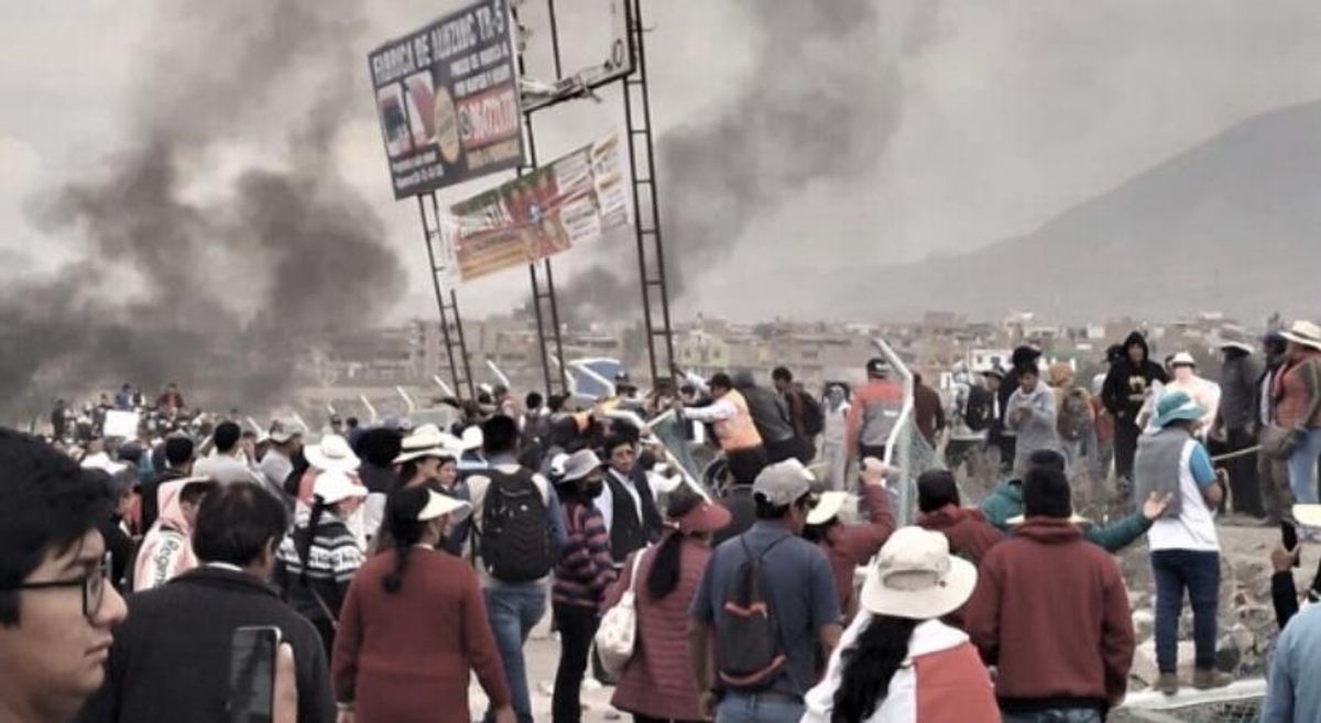 Manifestantes intentan asaltar aeropuerto de Arequipa en Perú exigiendo renuncia de su presidenta