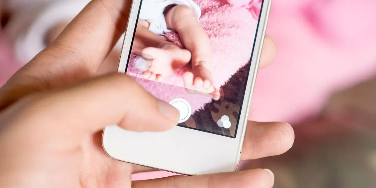 Corte pide regular el ‘Sharenting’: la práctica de  papás que divulgan fotos de hijos en redes sociales