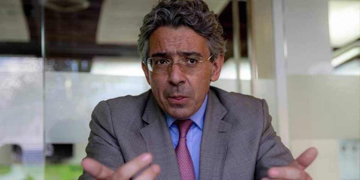 Enrique Gómez, por medio de Salvacion Nacional, denuncia a la ministra de Salud
