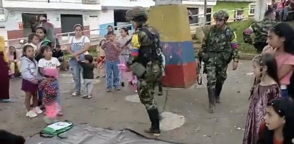 Grupos armados están regalando kits escolares a niños en escuelas: denuncia gobernador de Antioquia