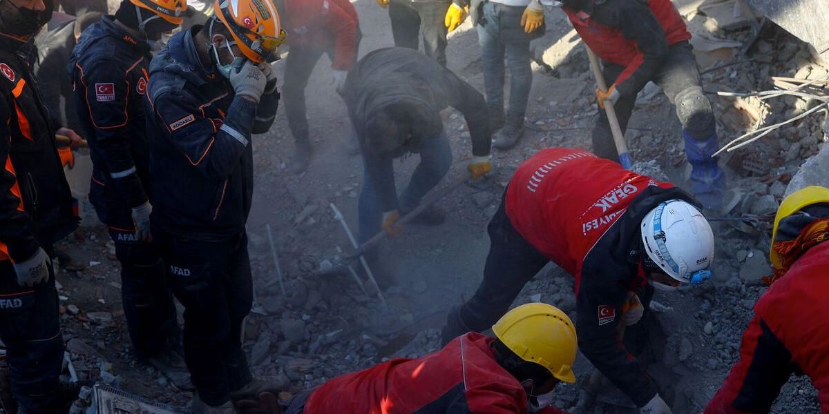 Temen epidemias por descomposición de cadáveres en Turquía tras terremoto: 36 mil muertos