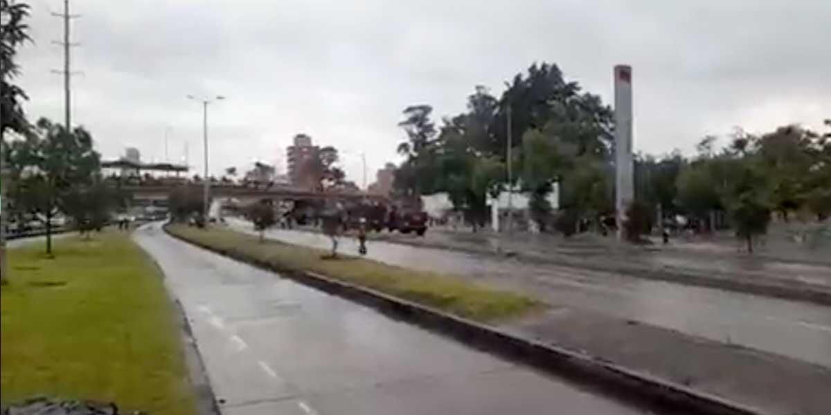 Encapuchados bloquean la NQS a la altura de la Universidad Nacional en Bogotá