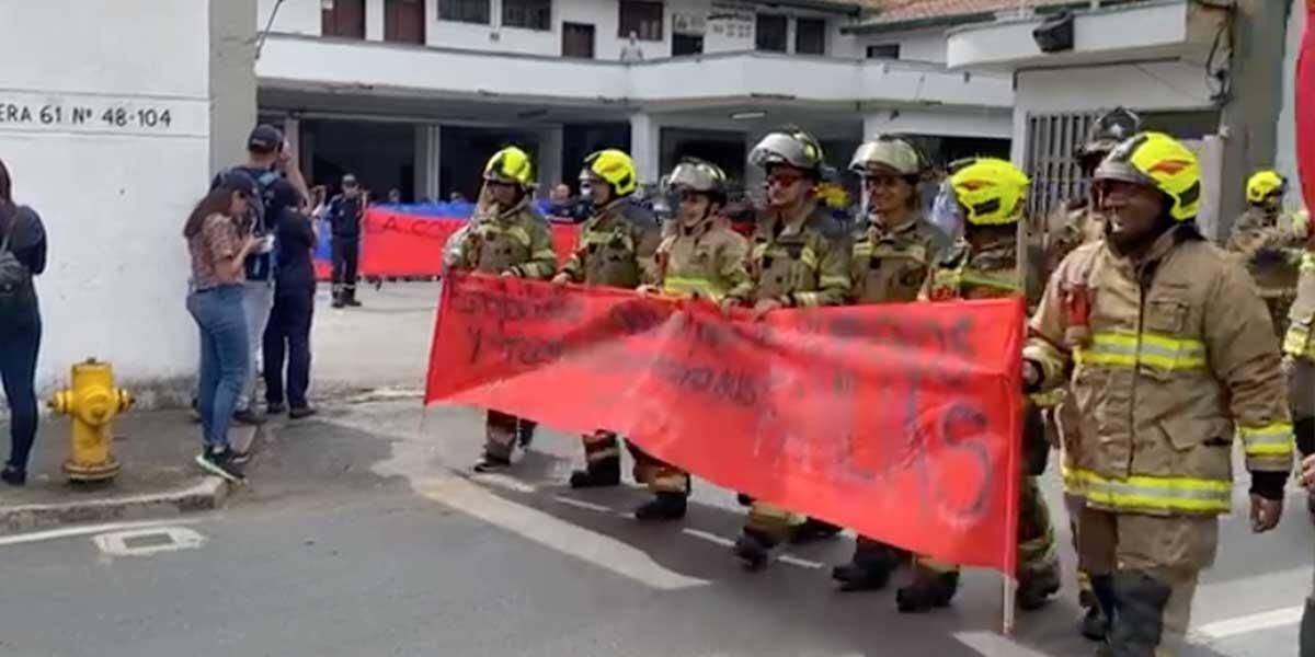 Bomberos protestan en Medellín: reclaman garantías laborales y piden mayor atención del Gobierno