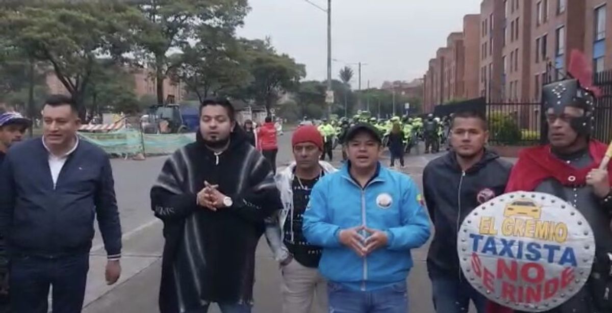 “Levantamos protesta de esta mañana, pero el paro continúa”: grupo de taxistas en Bogotá