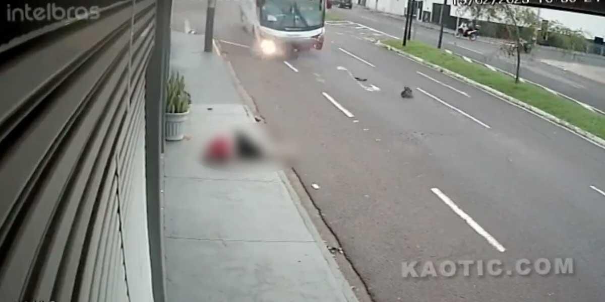 Video sensible | Ladrón motorizado muere embestido por un bus cuando escapaba de la policía