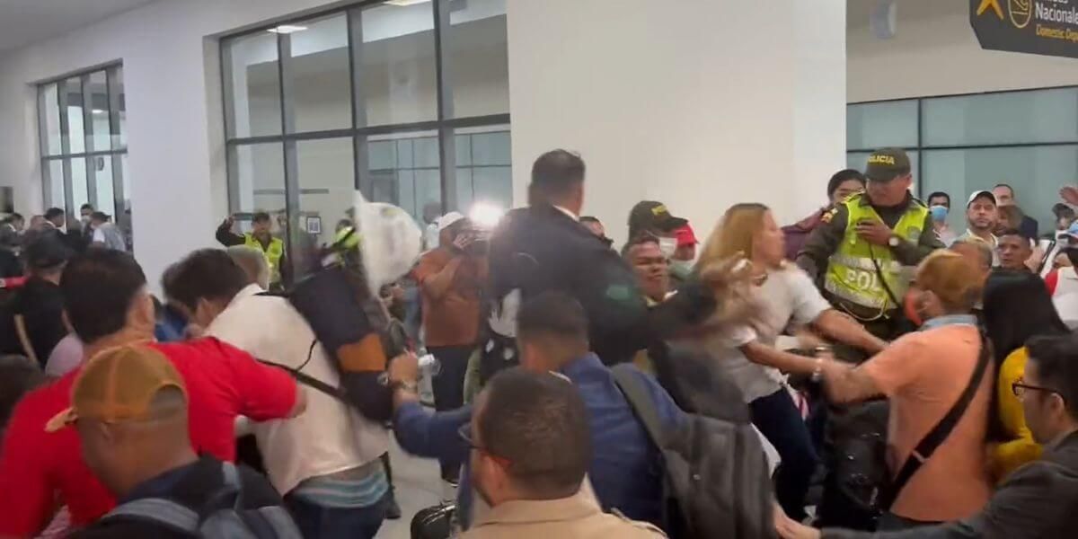 (Video) Hasta a los golpes se han ido pasajeros de Viva Air por suspensión de vuelos