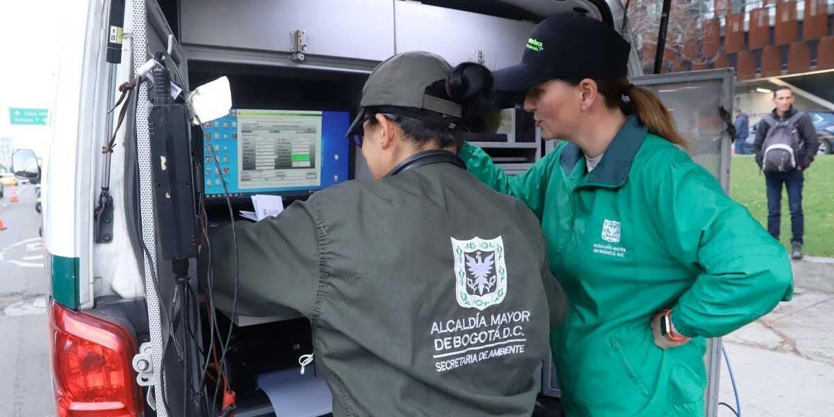 Incrementan operativos de control a vehículos en Bogotá por alerta de mala calidad del aire